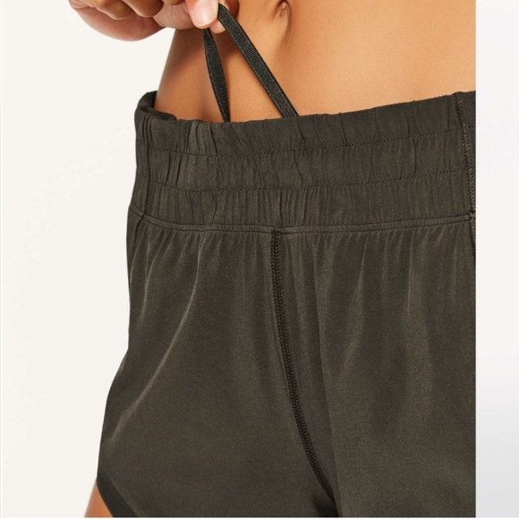 🍋Like New Lululemon Miles Ahead Short (2.5") - Picture 5 of 12